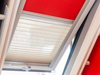 ¿Cómo sacar el máximo partido a tu ático en Vigo? Elige la cortina Velux perfecta