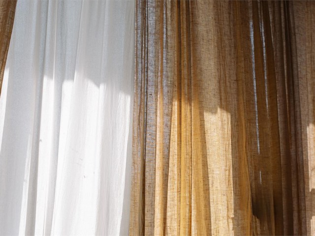 Cortinas de colores otoñales: paletas que abrigan sin pasar de moda