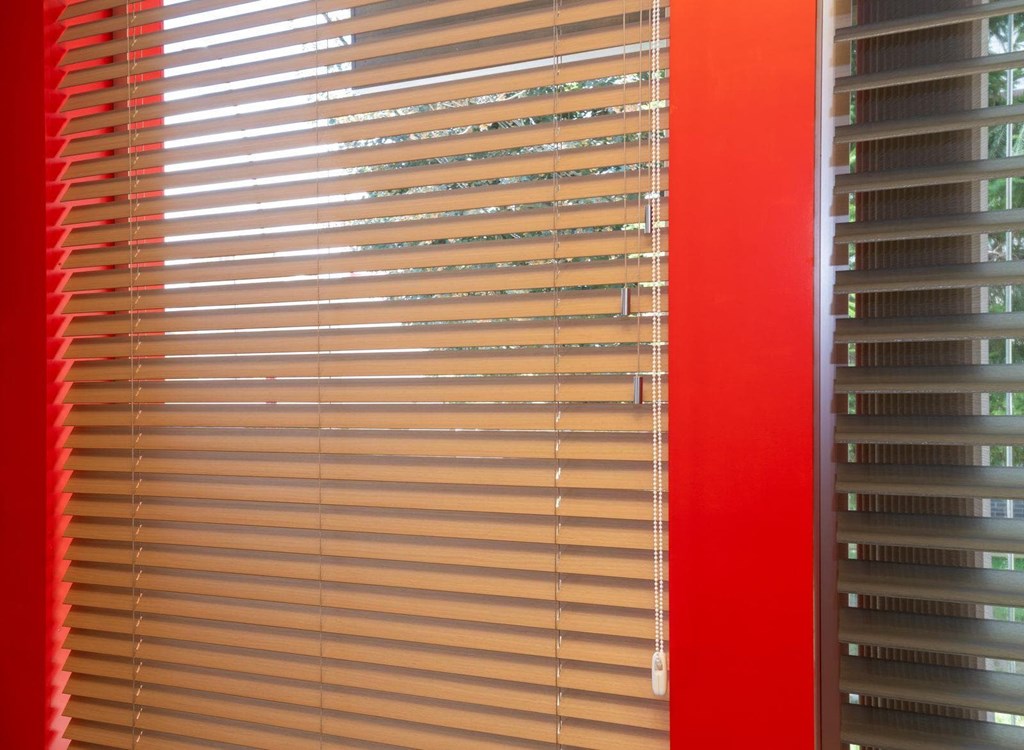 ¿Son una buena opción las venecianas de madera con la humedad?