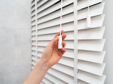 Ventajas de las cortinas venecianas en espacios comerciales